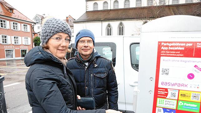 (Archivbild) Wie lange geht das noch? Dina und Harald Bächler aus Leer haben bei ihrem Konstanz-Besuch auf dem Stephansplatz geparkt und ...