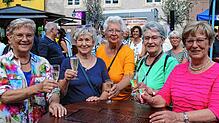 Unser Bild zeigt von links Brunhilde Sulzmann, Gisela Engel, Waltraud Gehinger, Emmy Brüner und Rosi Staller beim Auftritt von Eugenia ...