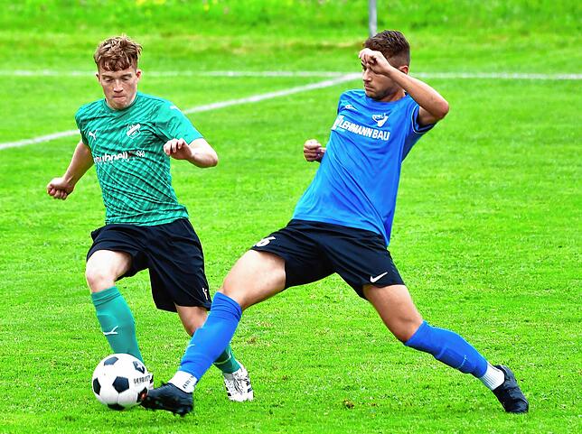 Spielt Piano und auch mal Forte: Marius Lais (links), als Abwehrspieler des FC Zell, hier gegen Patrick Klotz von der SG ...