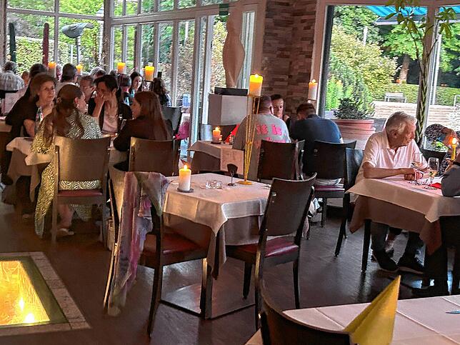 Gepflegte Atmosphäre bei Kerzenlicht im Innenbereich des Restaurants „El Greco“.