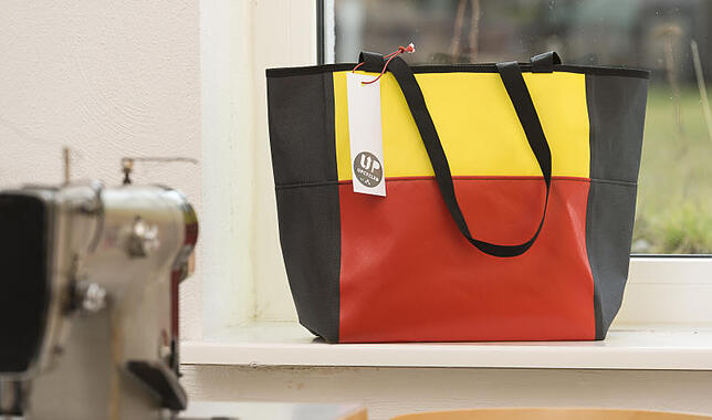 Das Outdoor-Unternehmen Vaude näht aus Stoffresten, die in der Produktion entstehen, Taschen. Ein schönes Beispiel für gelungenes ...