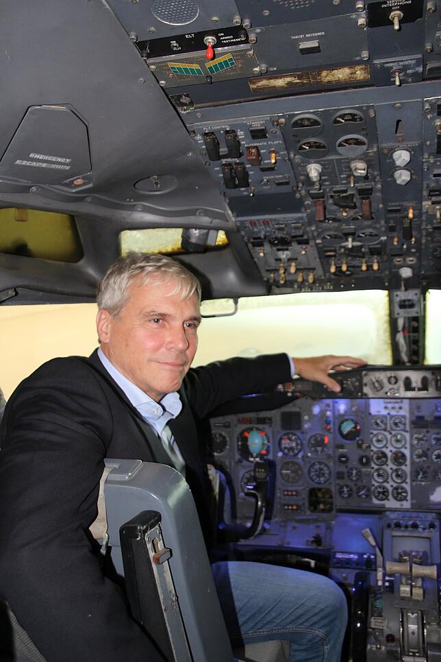 Museumsdirektor David Dornier im Cockpit der Landshut.