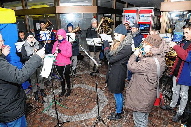 Unter der Leitung von Slawomir Moleta spielt die Stadtmusik fröhlich gestimmte Weihnachtsweisen.