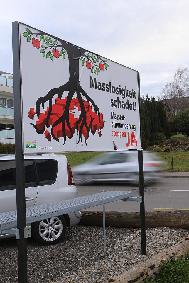 Ein Wahlplakat aus 2014, in dem die SVP vor angeblicher Masseneinwanderung warnt. Bild: Oliver Hanser