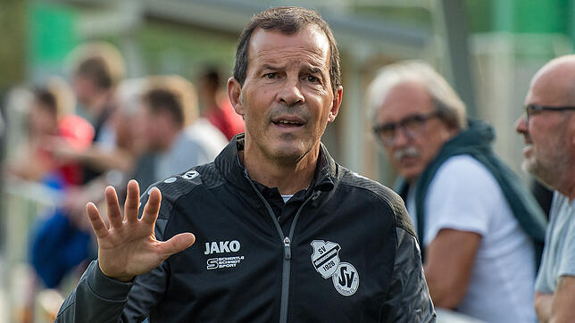 Perfekt gewechselt: Trainer Giuseppe Pavano brachte Kai Faller im Nachholspiel der SG Höchenschwand kurz vor Schluss für Eduard Mark. ...