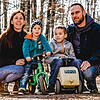 Claudia und Hans-Peter Arzner mit ihren beiden Kindern Nico (von links) und Tom bei einem Waldspaziergang. Von solchen Spaziergängen zu ...