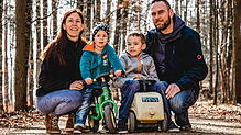 Claudia und Hans-Peter Arzner mit ihren beiden Kindern Nico (von links) und Tom bei einem Waldspaziergang. Von solchen Spaziergängen zu ...