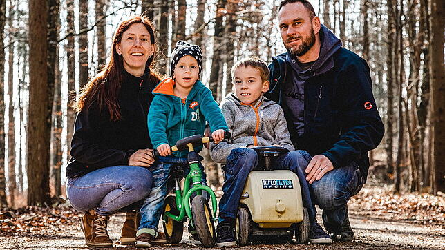 Claudia und Hans-Peter Arzner mit ihren beiden Kindern Nico (von links) und Tom bei einem Waldspaziergang. Von solchen Spaziergängen zu ...