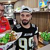 Imbiss-Besitzer Musa Cebe (links) und sein langjähriger Mitarbeiter Ahmed Ramadan reichen einen Planted Döner über die Theke. Der kostet ...