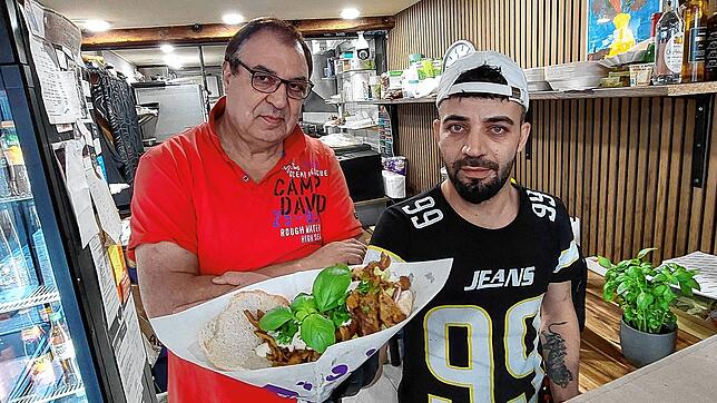 Imbiss-Besitzer Musa Cebe (links) und sein langjähriger Mitarbeiter Ahmed Ramadan reichen einen Planted Döner über die Theke. Der kostet ...