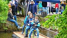 Ein Riesenspaß beim Aktionstag „Hüfingen spielt“. Kinder und Erwachsene arbeiten sich auf einem Floß vom einen zum anderen Bregufer. ...