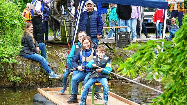 Ein Riesenspaß beim Aktionstag „Hüfingen spielt“. Kinder und Erwachsene arbeiten sich auf einem Floß vom einen zum anderen Bregufer. ...