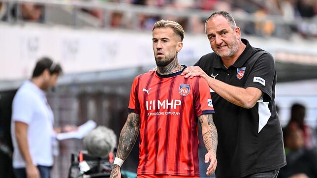 Trainer Frank Schmidt (r.) war mit seinem Team gegen Wolfsburg alles andere als zufrieden.