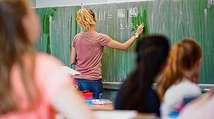 Zu viel Theorie, zu wenig Praxis – angehende Lehrkräfte in Baden-Württemberg sehen sich durch ihr Studium nicht ausreichend auf den ...