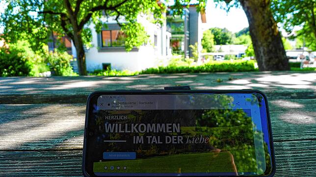 Auch am großen Tisch mit Bänken vor dem Saal des Feuerwehrgerätehauses funktioniert das WLAN der Gemeinde. So kann man auch die neue ...