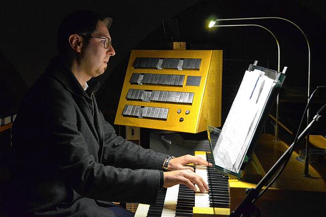 Kirchenmusiker Johannes Tress begleitet den Gottesdienst in St. Nikolaus an der Göckel-Orgel.