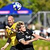 Im Kampf um den Ball: Schönwalds Spielertrainer Mario Ketterer (links) im Kopfballduell mit Schonachs Luca Schmid.