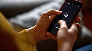 Werbung im Status? Meta schaltet bald personalisierte Anzeigen bei WhatsApp im Bereich “Aktuelles„.