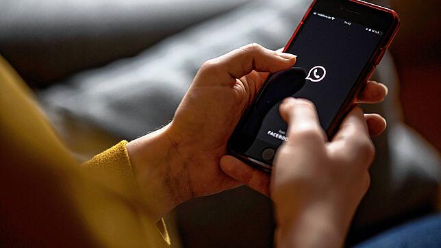 Werbung im Status? Meta schaltet bald personalisierte Anzeigen bei WhatsApp im Bereich “Aktuelles„.