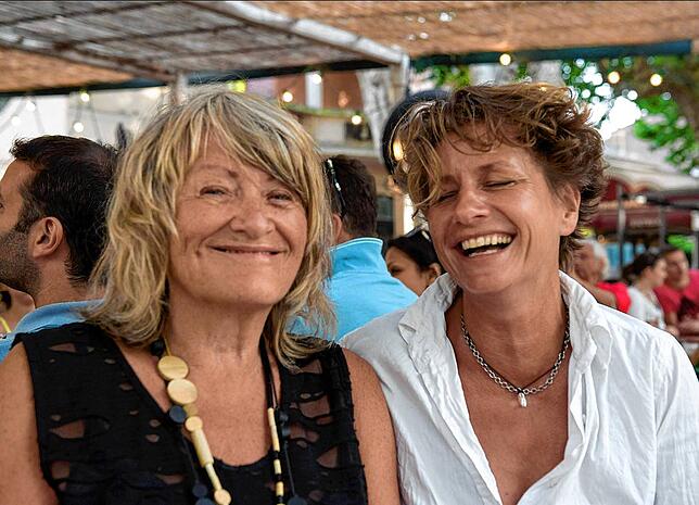 Alice Schwarzer (l) und Bettina Flitner. Schwarzer heiratete 2018 mit 75 Jahren die fast 20 Jahre jüngere Fotografin.