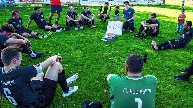 Teamplayer: Seit Sommer 2022 ist Thomas Halmer (hinten, Dritter von rechts) als Trainer der 1. Mannschaft des FC Hochrhein ...