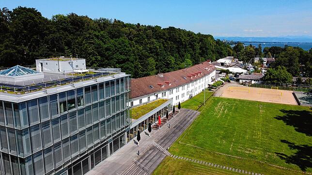 Studieren in idyllischer Lage direkt am Bodenseeufer: Die Zeppelin-Universität hat mit dem See-Campus am Seemooser Horn in ...