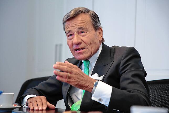 Trigema Chef Wolfgang Grupp im Gespräch mit Südkurier Wirtschaftsredakteur Walther Rosenberger im Mai 2018