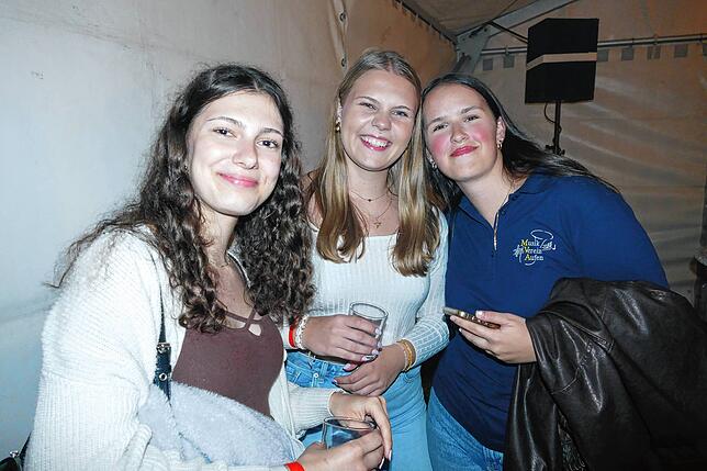 Bild 17: Hunderte Gäste strömen zum Auftakt an das 68. Waldfest in der Geschichte des Musikvereins Aufen.