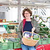 SÜDKURIER-Lokalchefin Kerstin Mommsen auf dem Wochenmarkt in Tettnang – hier gibt es Obst und Gemüse garantiert plastikfrei, in ...