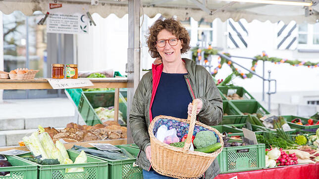 SÜDKURIER-Lokalchefin Kerstin Mommsen auf dem Wochenmarkt in Tettnang – hier gibt es Obst und Gemüse garantiert plastikfrei, in ...