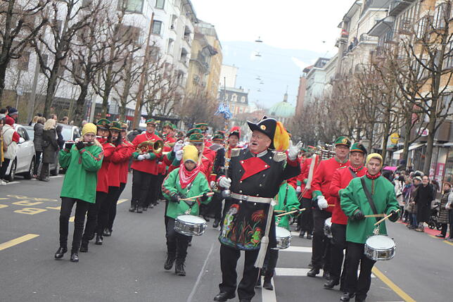 Bild 4: Hästräger und Guggenmusiker aus VS beim Narrentreffen in Fribourg am Sonntag (1)