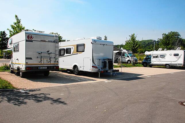 16 Euro zahlen Camper in der Kurt-Hahn-Straße in Überlingen für 24 Stunden – Strom und Wasser inklusive. Ist hier und auf anderen ...