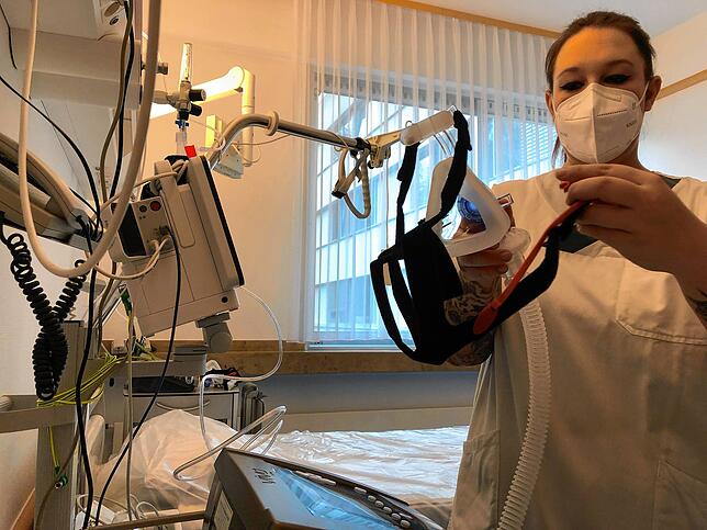 So sieht es aus, wenn Laura Scapin die Beatmungsmaske für einen Patienten richtet. Als das Foto geschossen wurde, befand sich kein ...