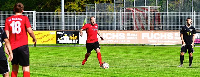 Bild 3: FC Hochrhein besiegt den FC Wallbach deutlich mit 4:0 &ndash; und wir haben die Bilder!