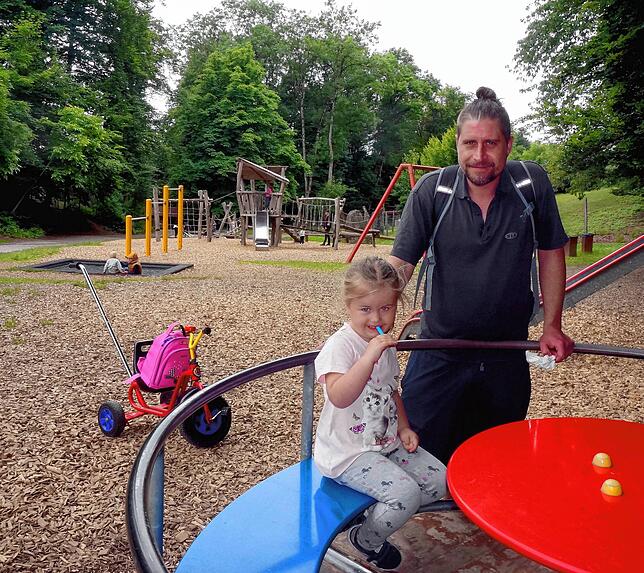 Zum Toben: Neben dem Kiosk ist ein großer Spielplatz, Felix Stark und Tochter Finja aus Tiengen gefällt er sehr gut.