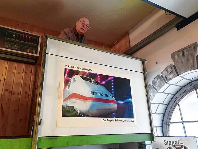 In den Vereinsräumen des Villinger Eisenbahn-Clubs: Wolfgang Riedel (oben) im Kommandostand. Hier hängt schon seit Jahren das Bild des ...
