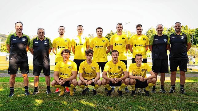 Die Trainer und Neuzugänge beim SV Hölzlebruck (vorne von links) Tim Grünwald, Ruben Bendl, Christian Knosp, Noah Schmidle. Stehend von ...