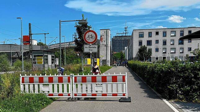Ab hier ist Schluss mit dem Fahrrad. Umfahren kann man die Baustelle über die Bruder-Klaus-Straße, welche im Bereich des Bahnhofs ...