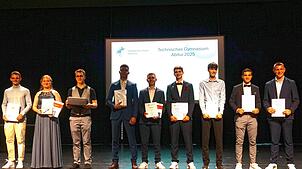 Die Abiturprüfungen am Technischen Gymnasium der Gewerblichen Schulen sind erfolgreich zu Ende gegangen. Bei der Abiturfeier gratulierte ...