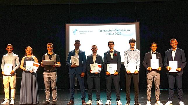 Die Abiturprüfungen am Technischen Gymnasium der Gewerblichen Schulen sind erfolgreich zu Ende gegangen. Bei der Abiturfeier gratulierte ...