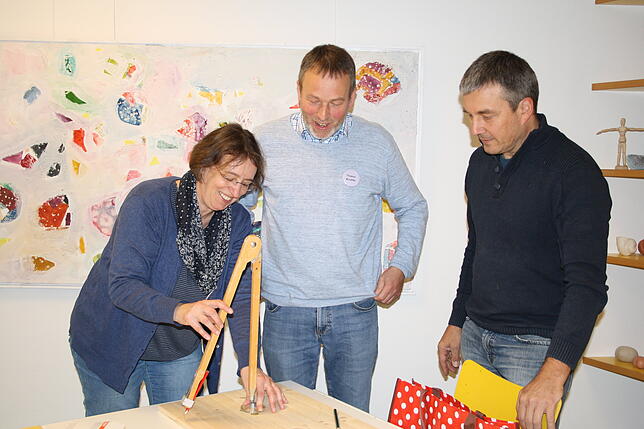 Im Kunstraum entwerfen Elke und Thomas Waubke zusammen mit Kunsttherapeut Jens Stoermer ihr Paarprojekt.