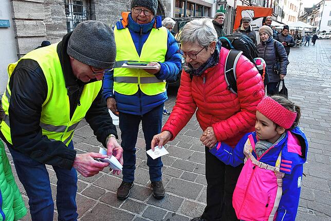 Begehrt: Auch die Kinder bekamen am Rathaus der Zähringerstadt einen Stempel von den Prüfern der Rallye-Plus-Organisation.