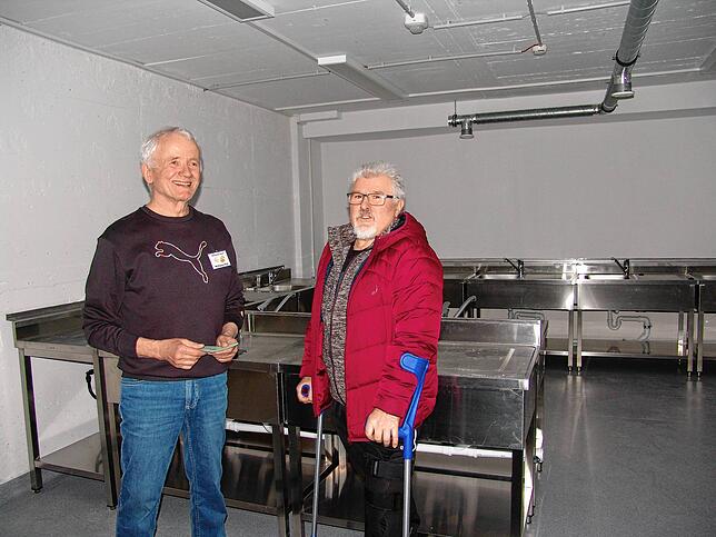 Wolfgang Olek (links) vom Helferkreis unterhält sich mit Hubert Straßer in der Gemeinschaftsküche.
