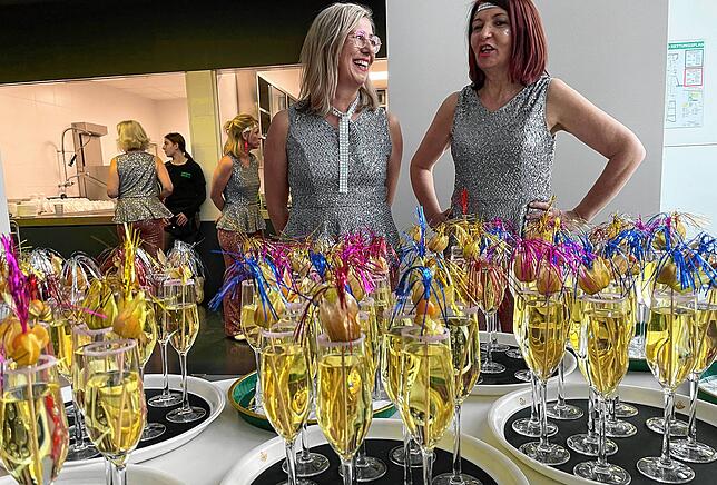 Bild 10: Ausgelassene Stimmung beim Frauenkaffee der Owinger Hexen &ndash; hier gibt&lsquo;s die Bilder