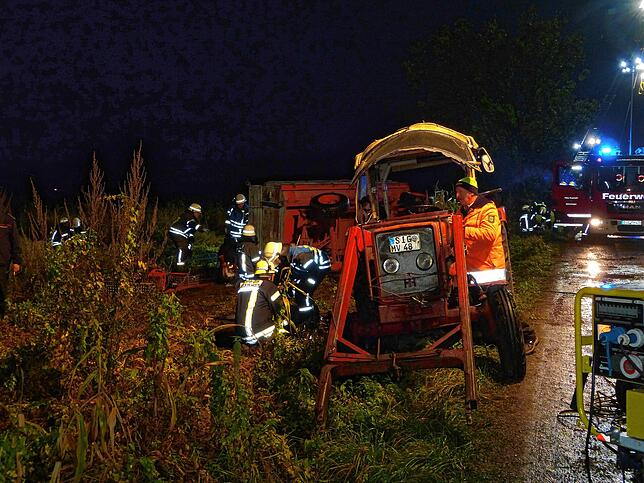 Ein Traktor mit einem Anhänger voll angetrunkener junger Leute ist im Graben gelandet. Die vielen Verletzten werden lange von der ...