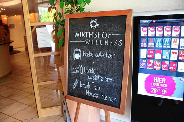Hinweis am Eingang zur Rezeption des Hotels Wirthshof