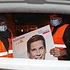 FDP-Landtagskandidat Markus Bumiller mit seiner Ersatzkandidatin Julia Zülke beim Aufhängen von Wahlplakaten in der Nacht von Samstag ...