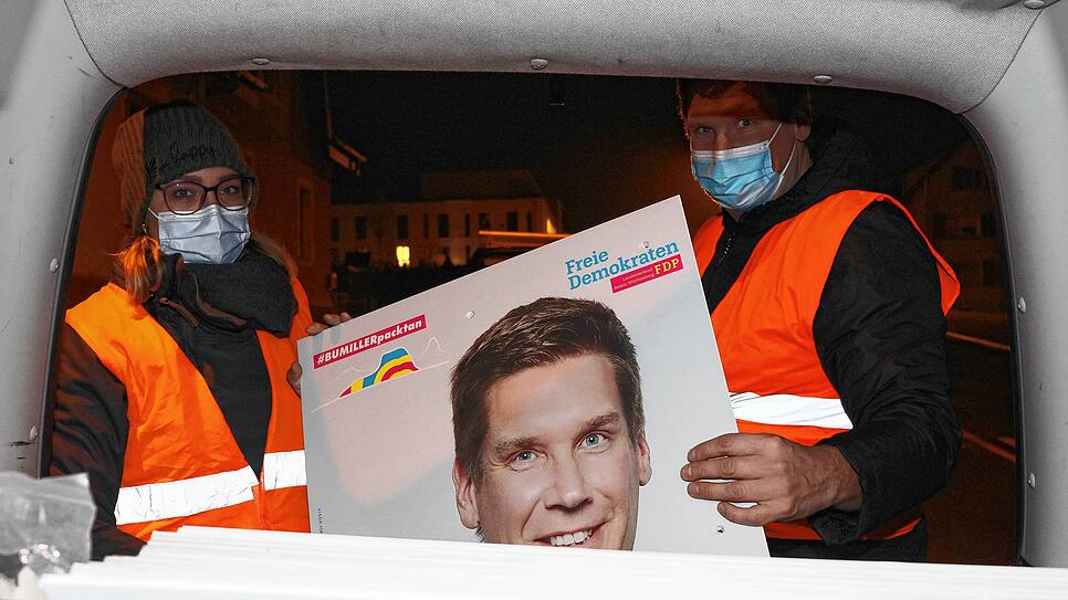 FDP-Landtagskandidat Markus Bumiller mit seiner Ersatzkandidatin Julia Zülke beim Aufhängen von Wahlplakaten in der Nacht von Samstag ...