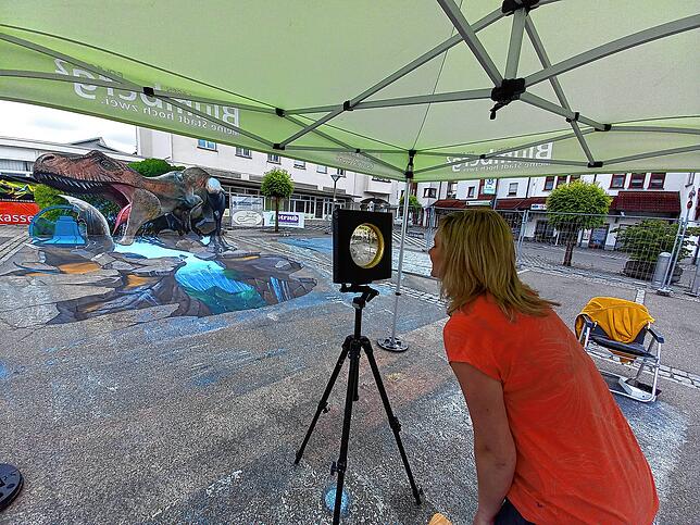 Von diesem Standort aus kommt das 3D-Bild von Nikolaj Arndt auf dem Blumberger Marktplatz mit dem Dinosaurier-Motiv voll zur Geltung.