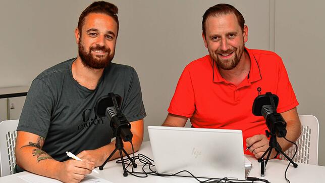 Die Macher von &bdquo;Des isch no Fuessball&ldquo;: Daniel &bdquo;Emmel&ldquo; Frey (links) aus Inzlingen und der Lörracher Marvin ...